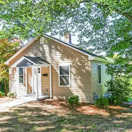Quaint Newly Renovated Downtown Cottage